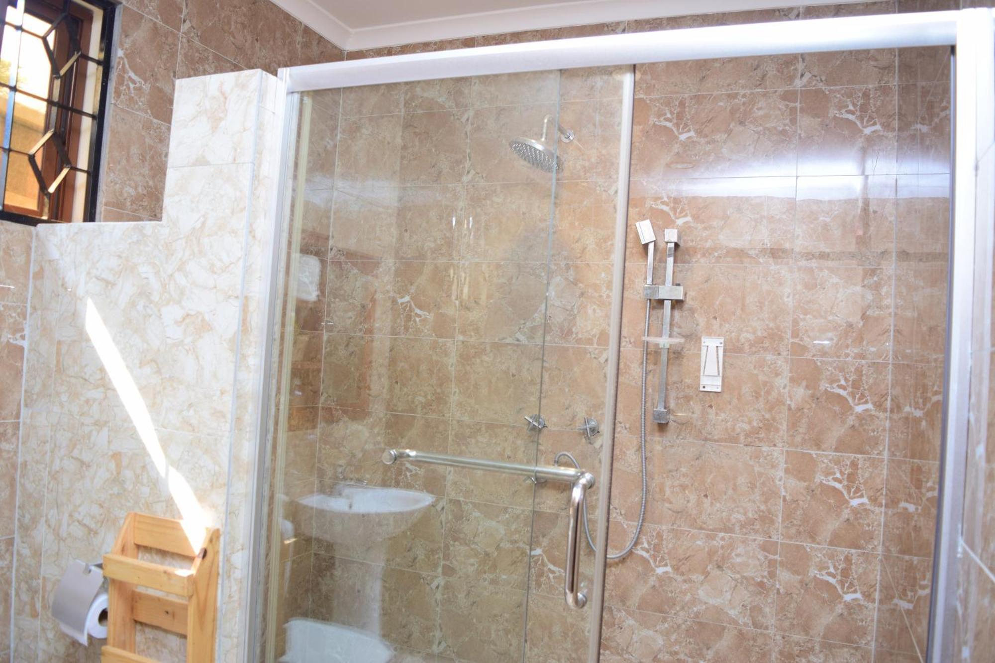 K27 Premier Backpackers Hostel Dar es Salaam Buitenkant foto