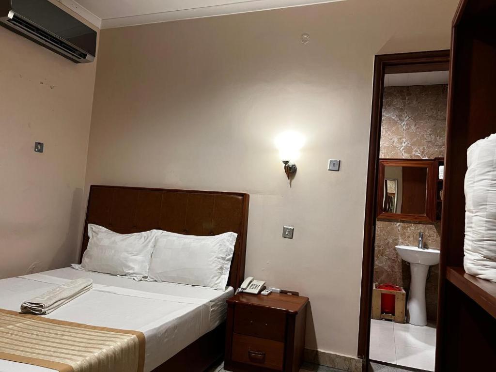 K27 Premier Backpackers Hostel Dar es Salaam Buitenkant foto